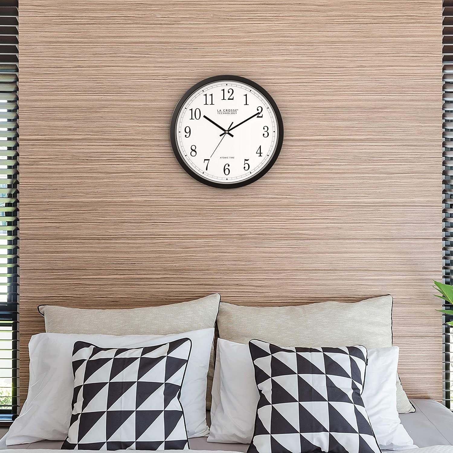 14-Inch Classic Black  Wall Clock with Radio Controlled  &amp; Daylight Saving
